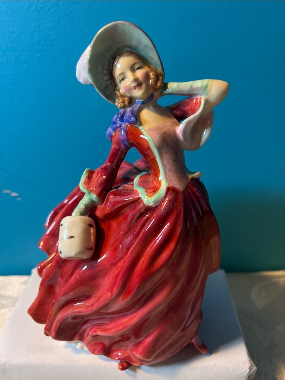 Royal Doulton HN1934 Autumn Breezes 1939 Figurine